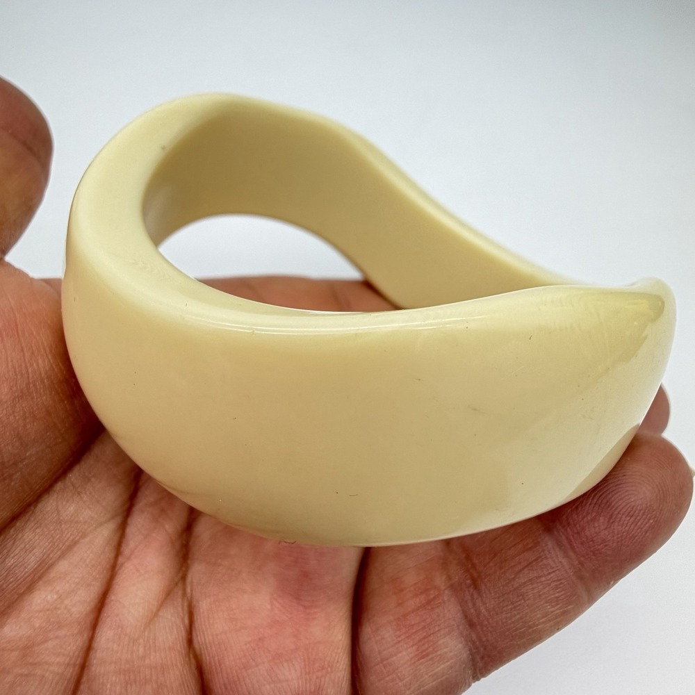 Vtg Lucite Bangle Bracelet Wavy Cream Chunky Modernist Mod